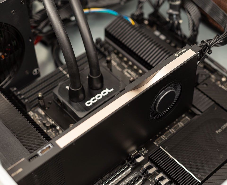 bluechip BUSINESSline WS1310R – AMD Ryzen Threadripper 7960X links